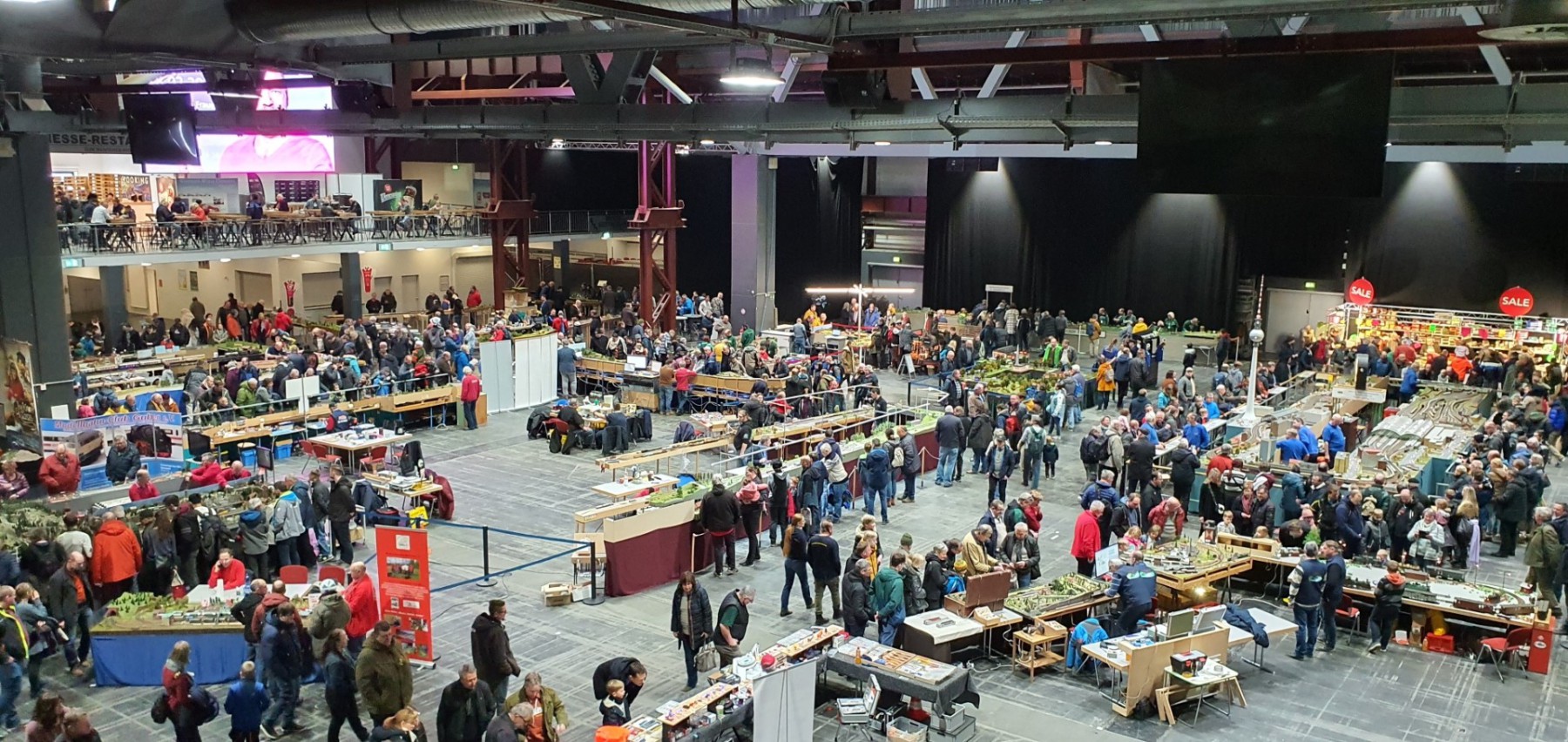 Ein Blick aus der VIP-Lounge auf das Ausstellungsgeschehen