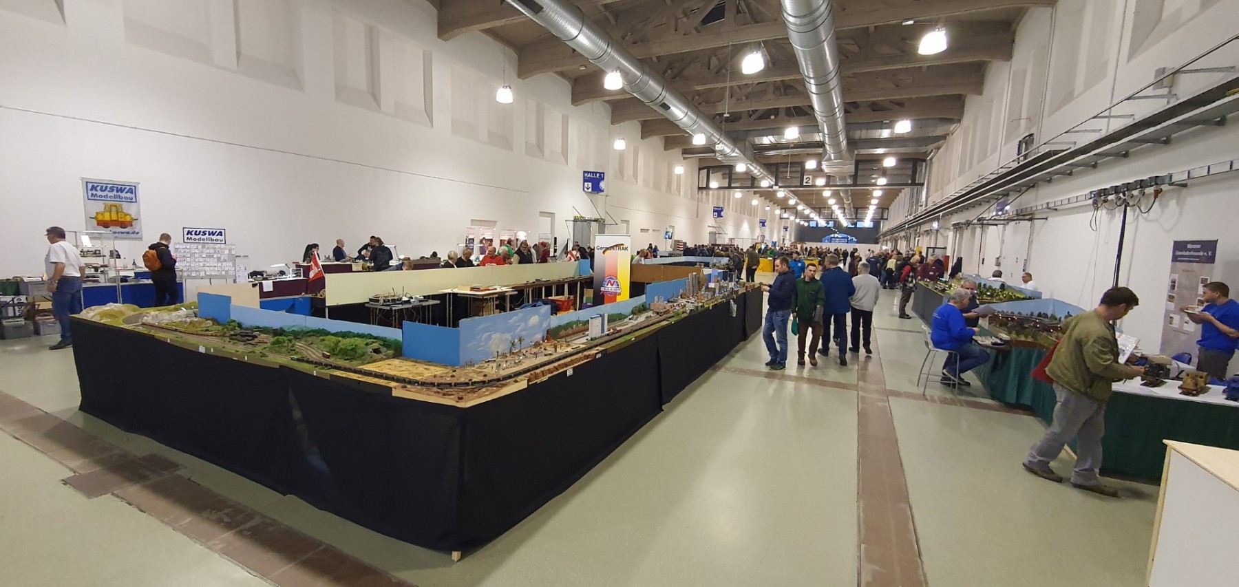 Kurz vor 18 Uhr war Ruhe in die lange Messehalle 2 eingezogen