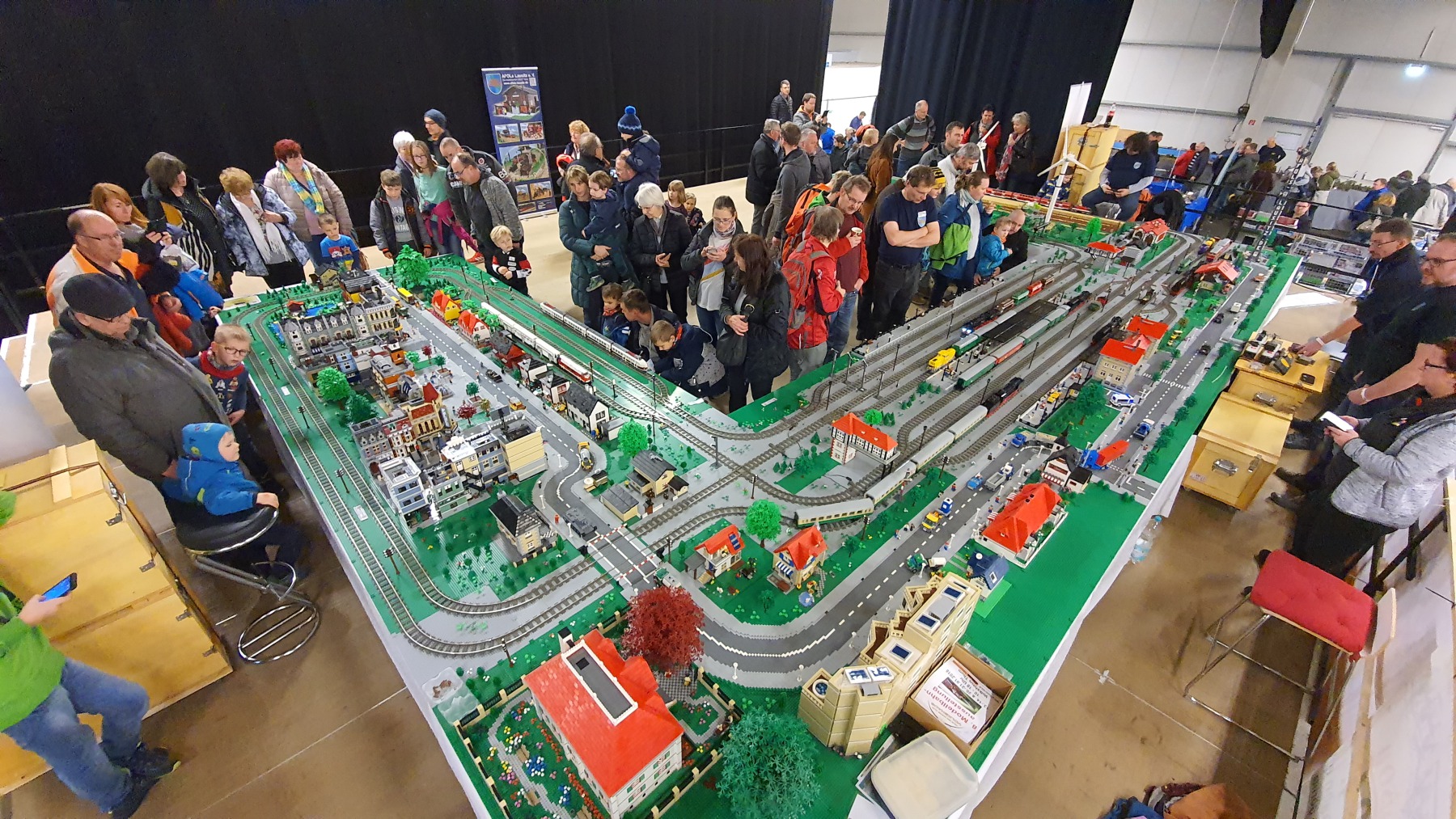 Besuchermagnet auf der Veranstaltung ist stets eine riesige LEGO-Bahn