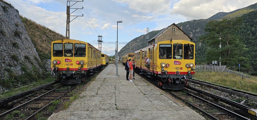 Gemütlichen Eisenbahnbetrieb in spektakulärer Umgebung gibt es beim Gelben Zug in den Pyrenäen zu erleben